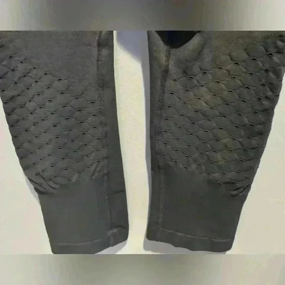 Women’s Athleta Gray Capri Leggings With Dot Mesh Bottom- Size Large - Picture 3 of 5